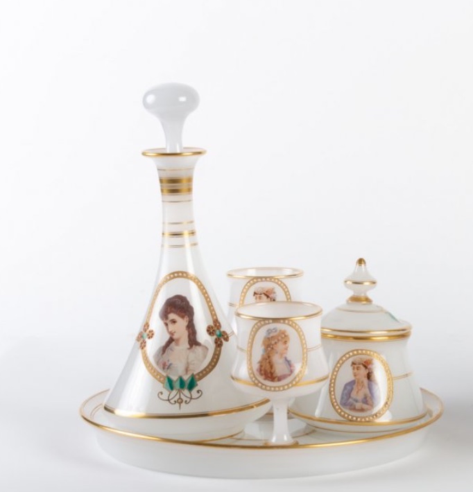 Service de nuit en opaline blanche à portraits féminins, époque Napoléon III, fin du XIXe siècle — 2