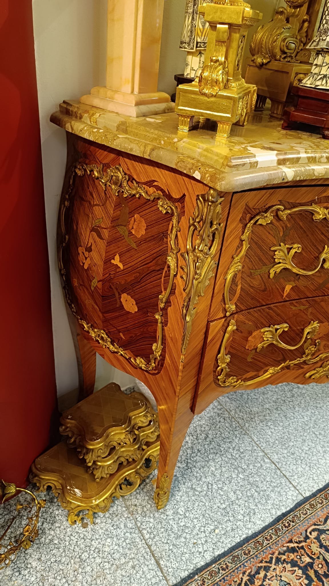 Une commode de style Louis XV, début XXI siècle — 7