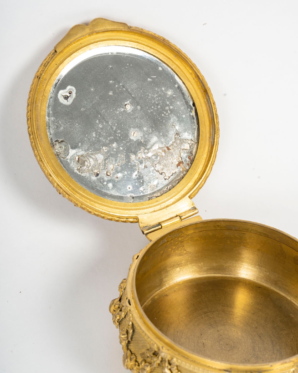 Un coffret à bijoux - poudrier en bronze et plaque en émail de Limoges, début du XXe siècle — 9