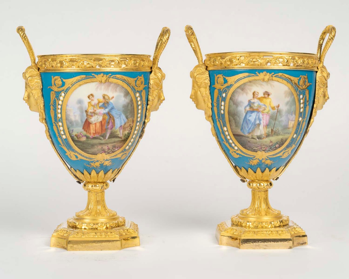 Paire de vases en forme d’urne en porcelaine de Sèvres et bronze doré – XIXe siècle — 2
