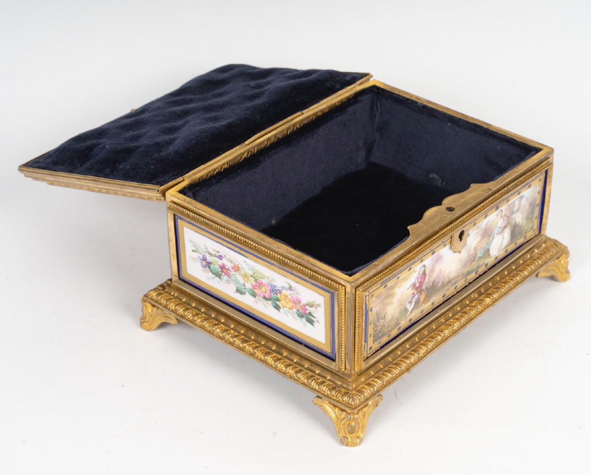 Un coffret à bijoux en porcelaine et bronze doré, fin du XIXe siècle — 10