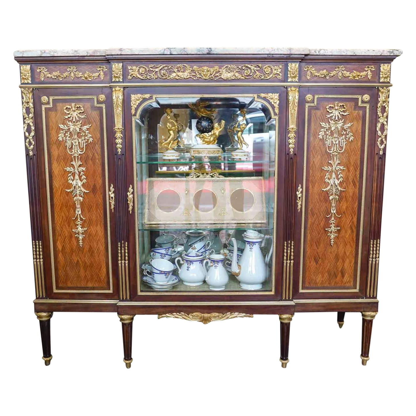 Meuble vitrine à hauteur d'appui de style Louis XVI dans le goût de F.Linke — 2