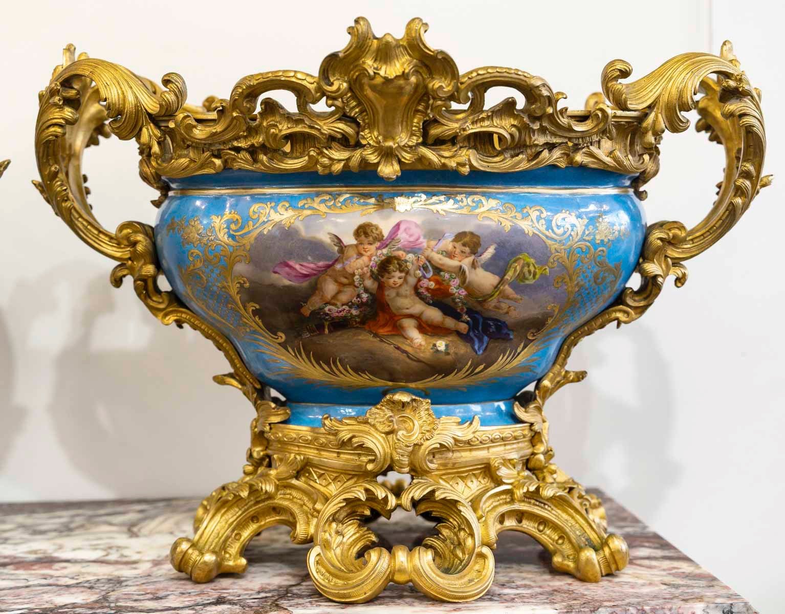 Paire de grandes coupes en porcelaine bleu céleste et bronze doré par H. Picard, XIXe siècle — 16
