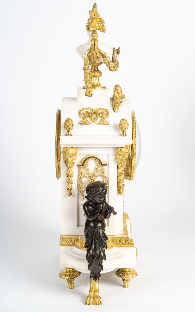 Une Garniture en bronze doré et marbre blanc, XIXe siècle — 9