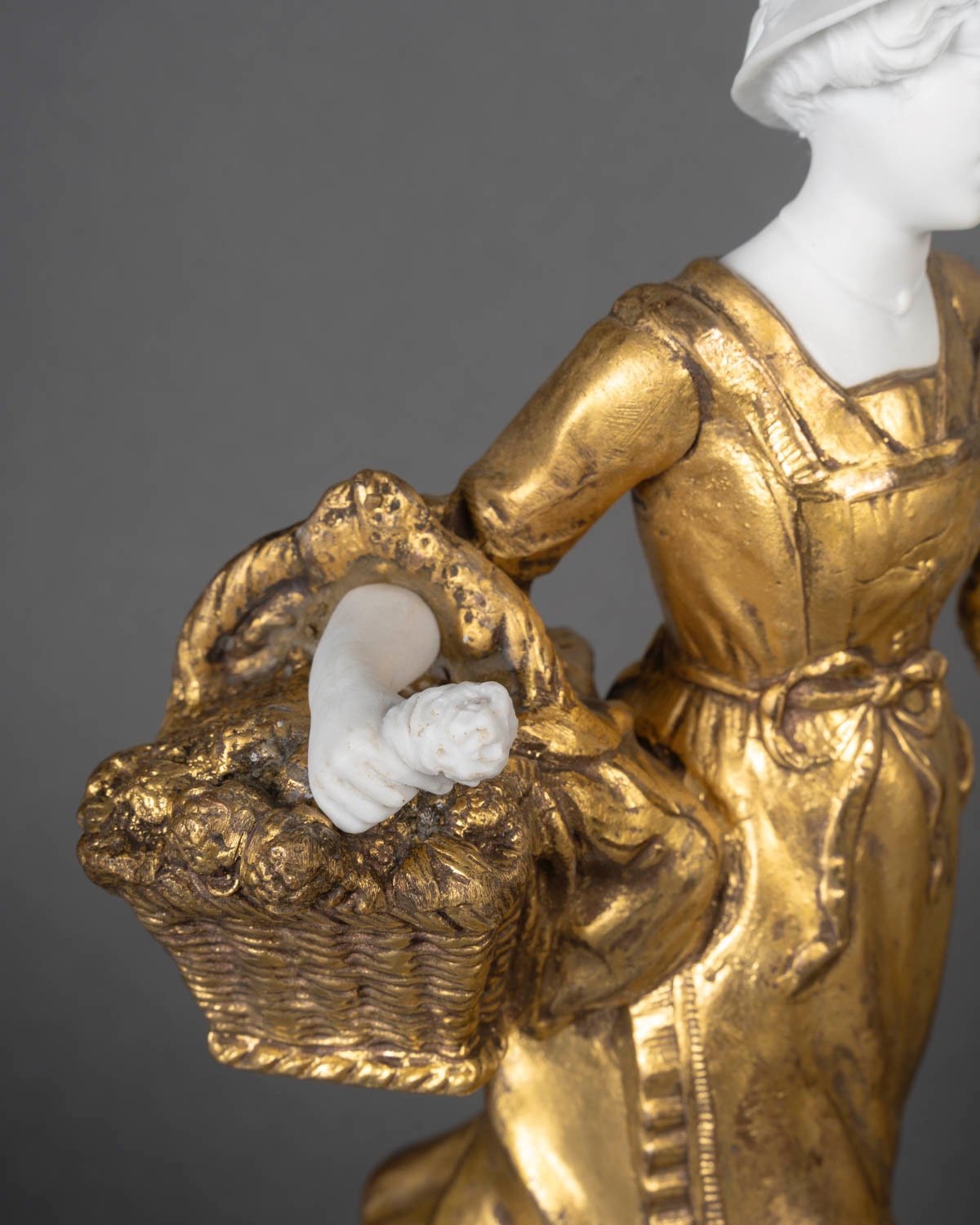 Une paire de sculptures en régule et biscuit, époque fin du XIXe siècle — 19