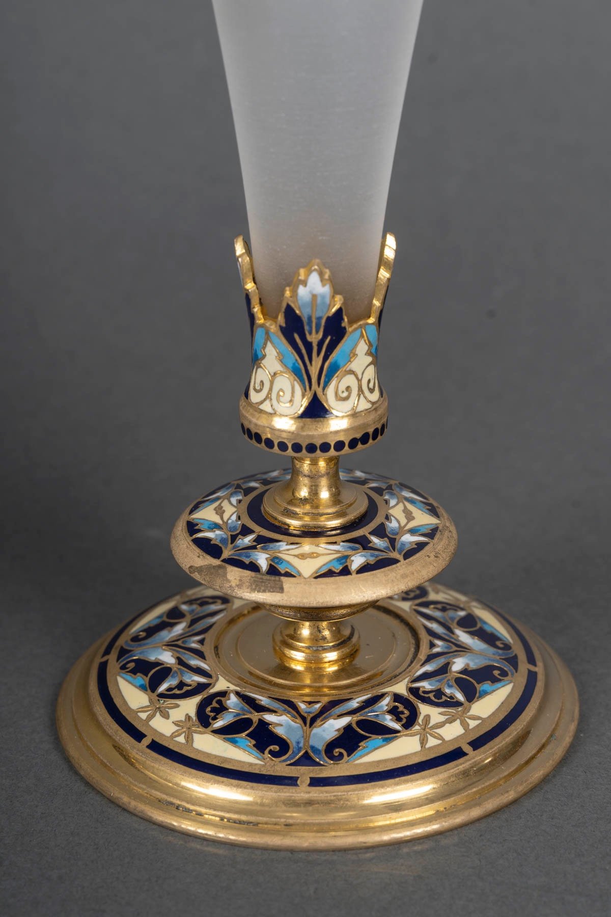 Une paire de flûtes en cristal et base en bronze cloisonné, fin du XIXe siècle — 14