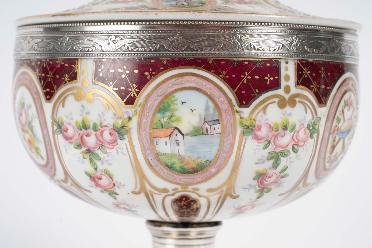 Une bonbonnière en porcelaine et argent massif, fin du XIXe siècle — 11