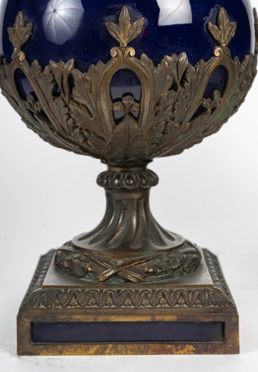 Une paire de vases en porcelaine bleue et bronze doré, époque XIXe siècle — 7
