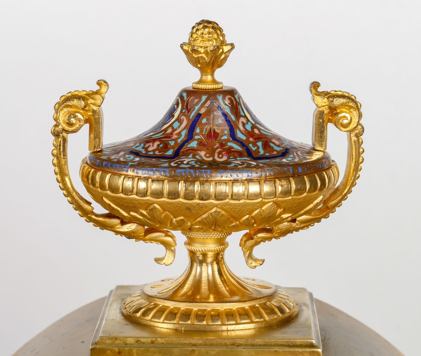Une garniture en bronze doré et émail cloisonné fin du XIXe siècle — 5