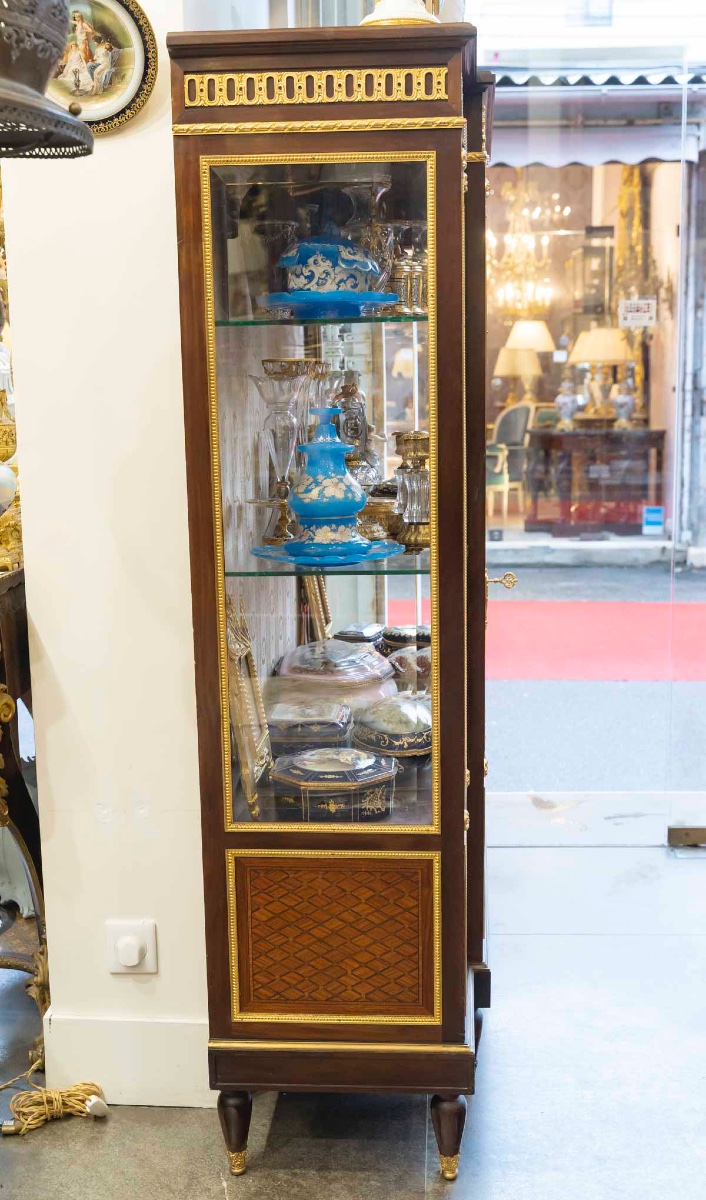 Une vitrine de style Louis XVI, fin du XIXe siècle — 4