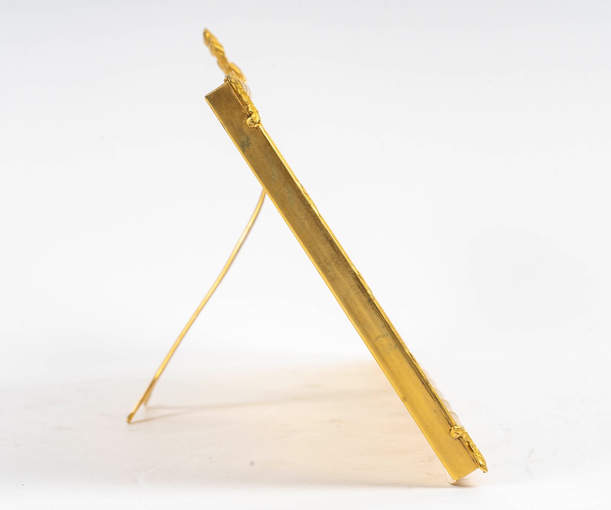 Un cadre photo en bronze doré de style Louis XVI, fin du XIXe siècle — 12