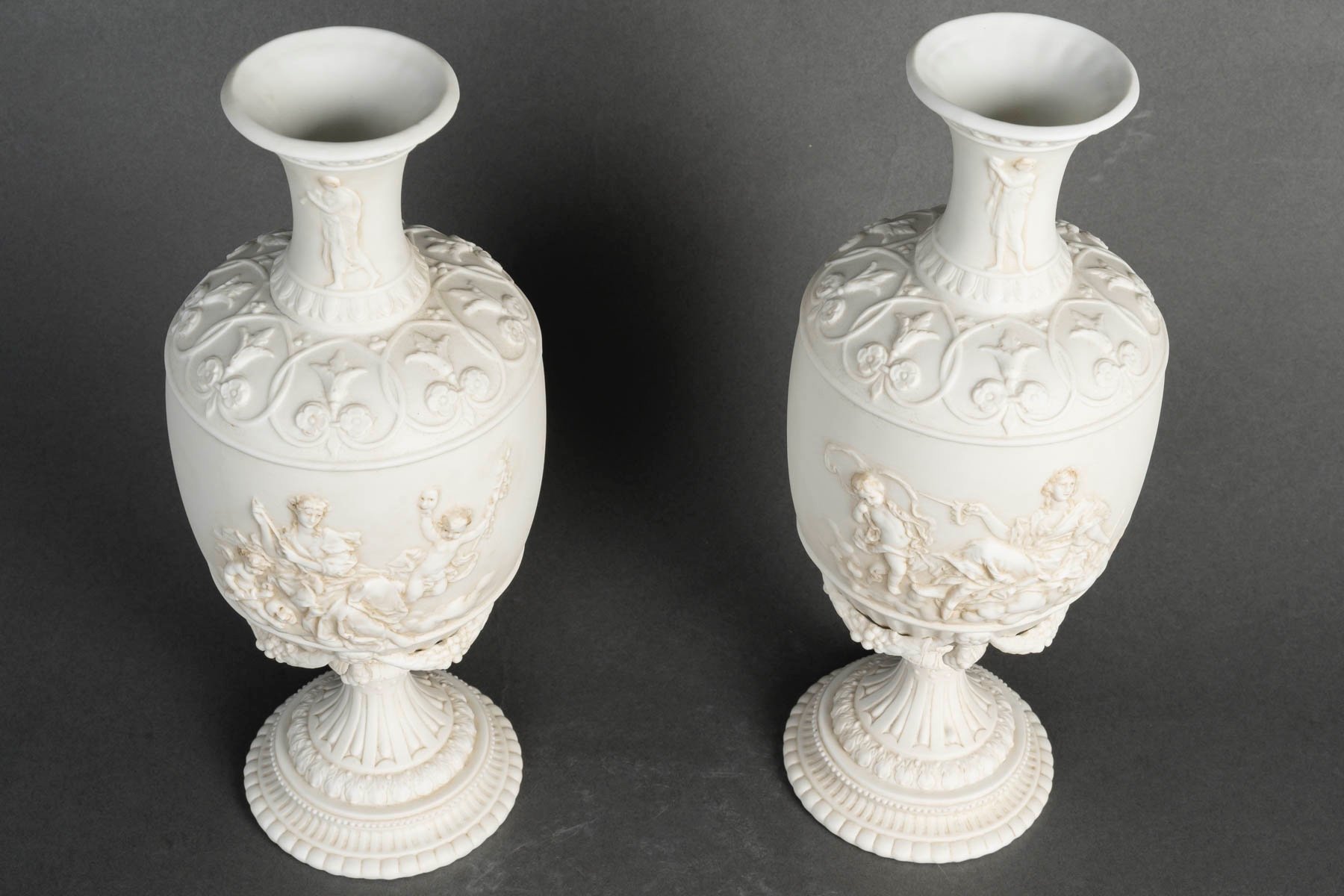 Une paire de vases en porcelaine de biscuit, fin du XIXe siècle — 15