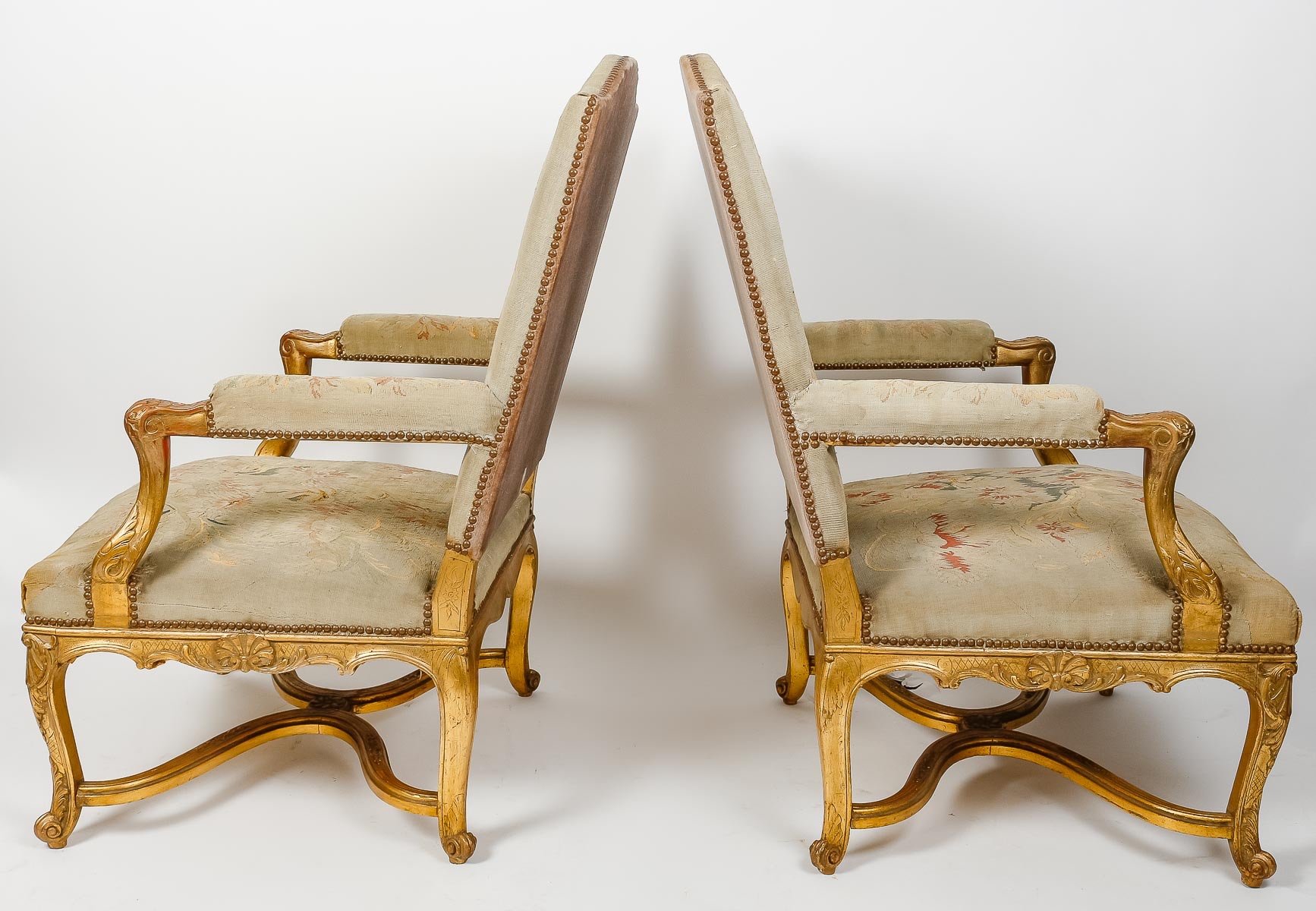 Paire de fauteuils de style Régence en bois doré fin du XIXe siècle — 5