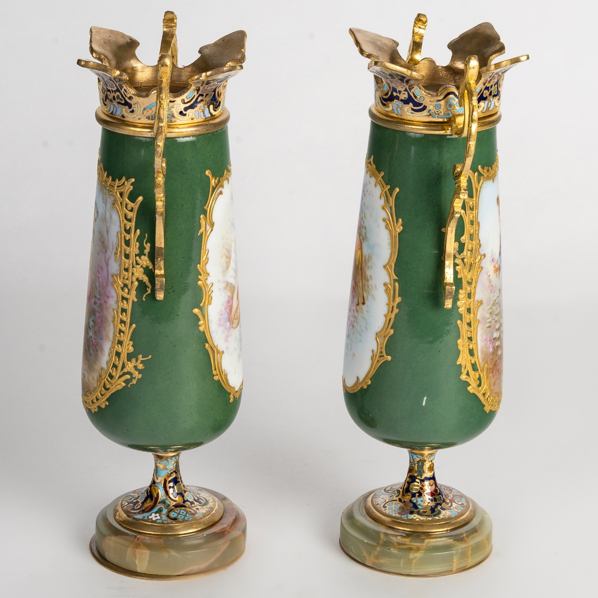 Une paire de vases en porcelaine et bronze cloisonné, fin du XIXe siècle — 23