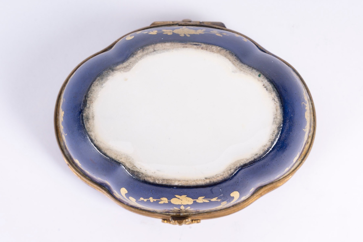 Un petit coffret à bijoux en porcelaine de style Sèvres, fin du XIXe siècle — 10