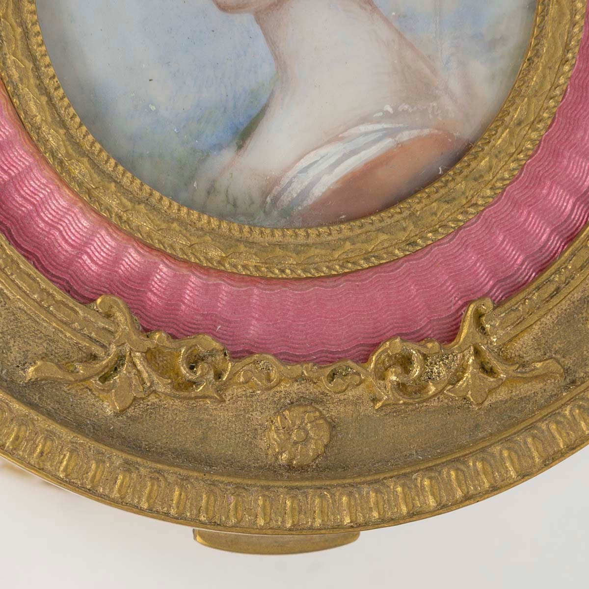Un coffret à bijoux en bronze doré et émail rose, époque XIXe siècle — 9