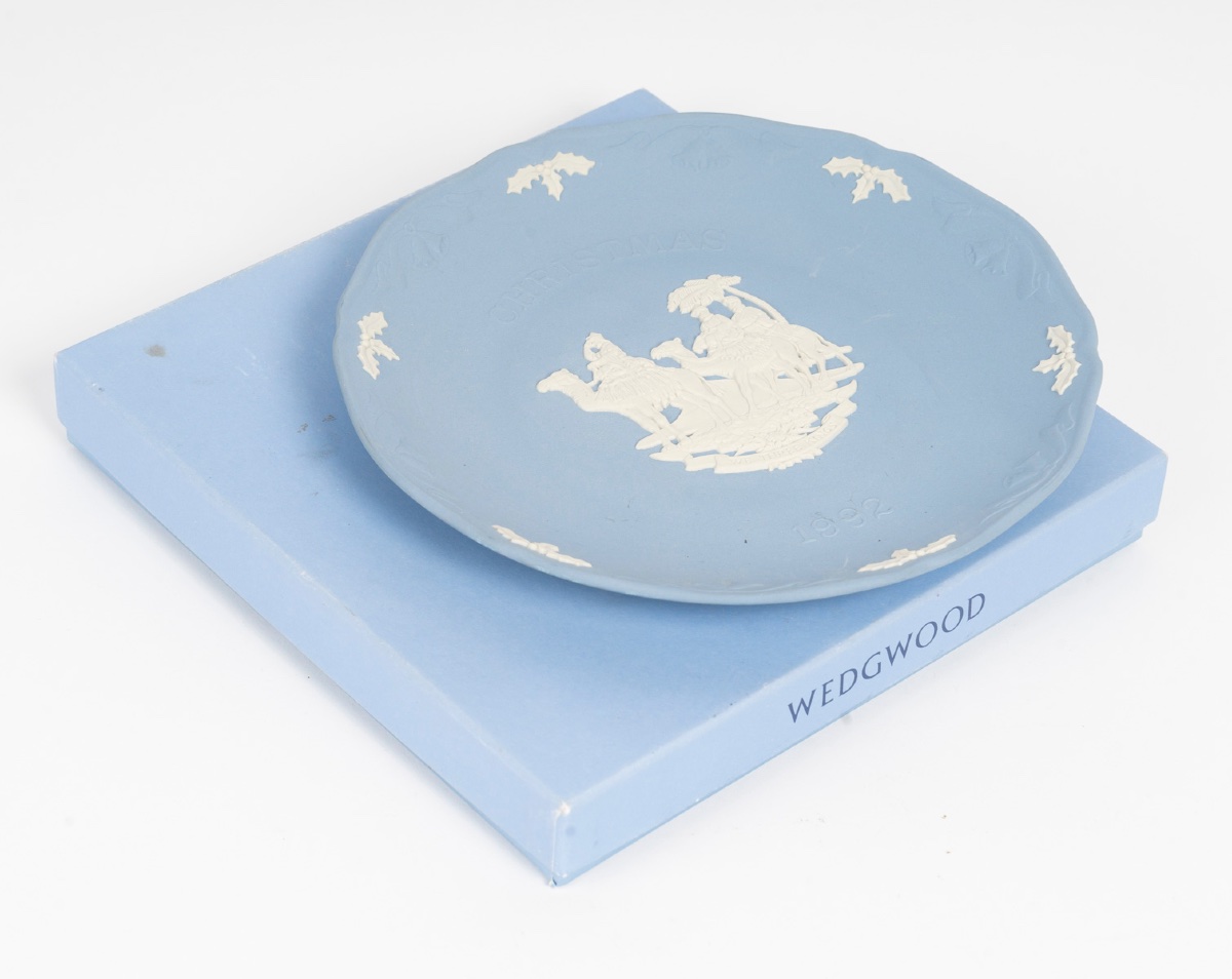 Un plat en WEDGWOOD bleu, époque XXe siècle — 2