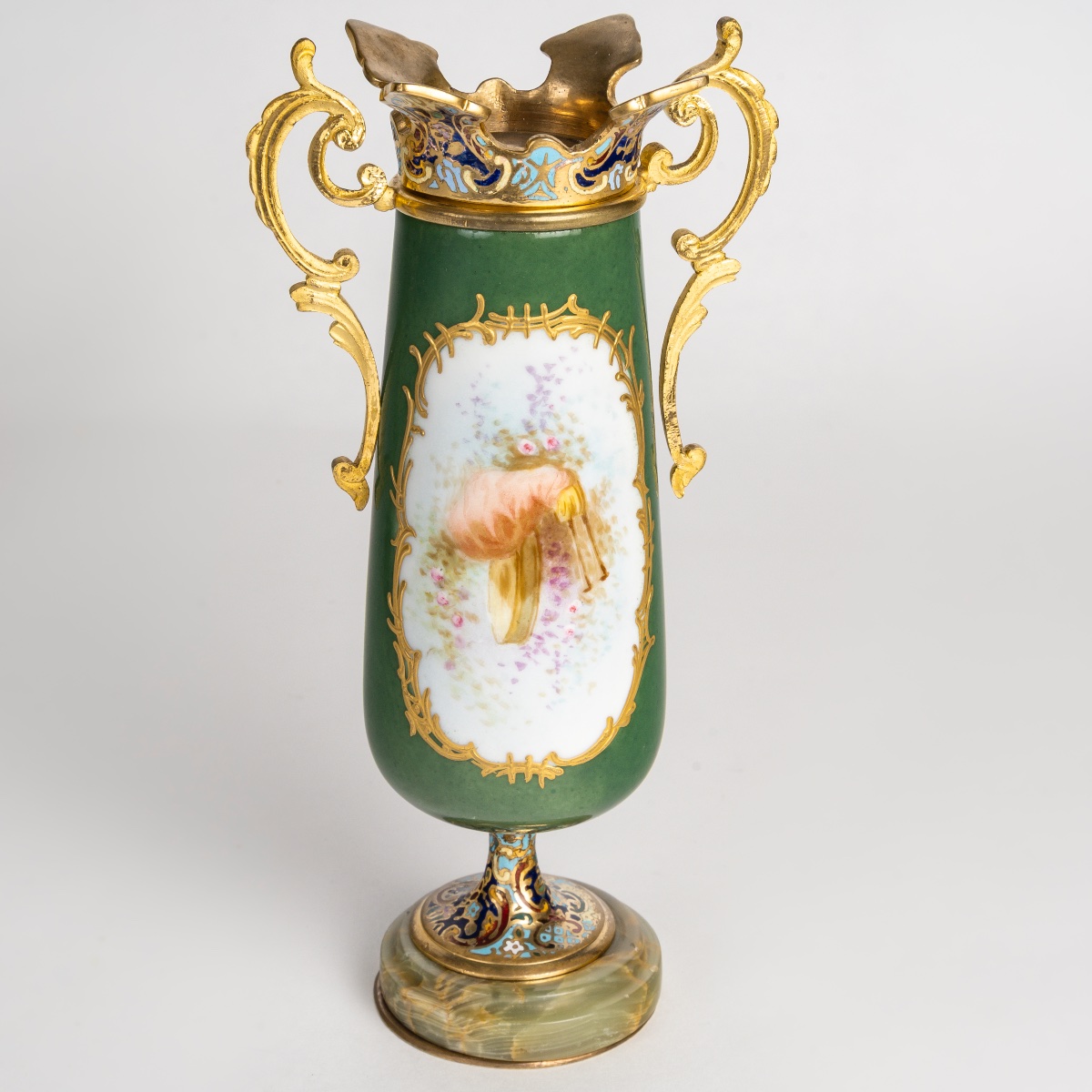 Une paire de vases en porcelaine et bronze cloisonné, fin du XIXe siècle — 9