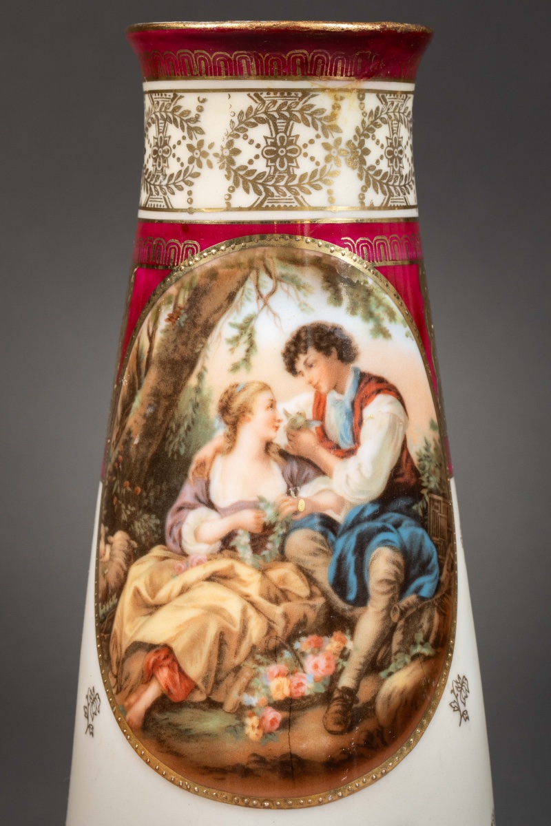 Une paire de vases en porcelaine, fin du XIXe siècle — 6