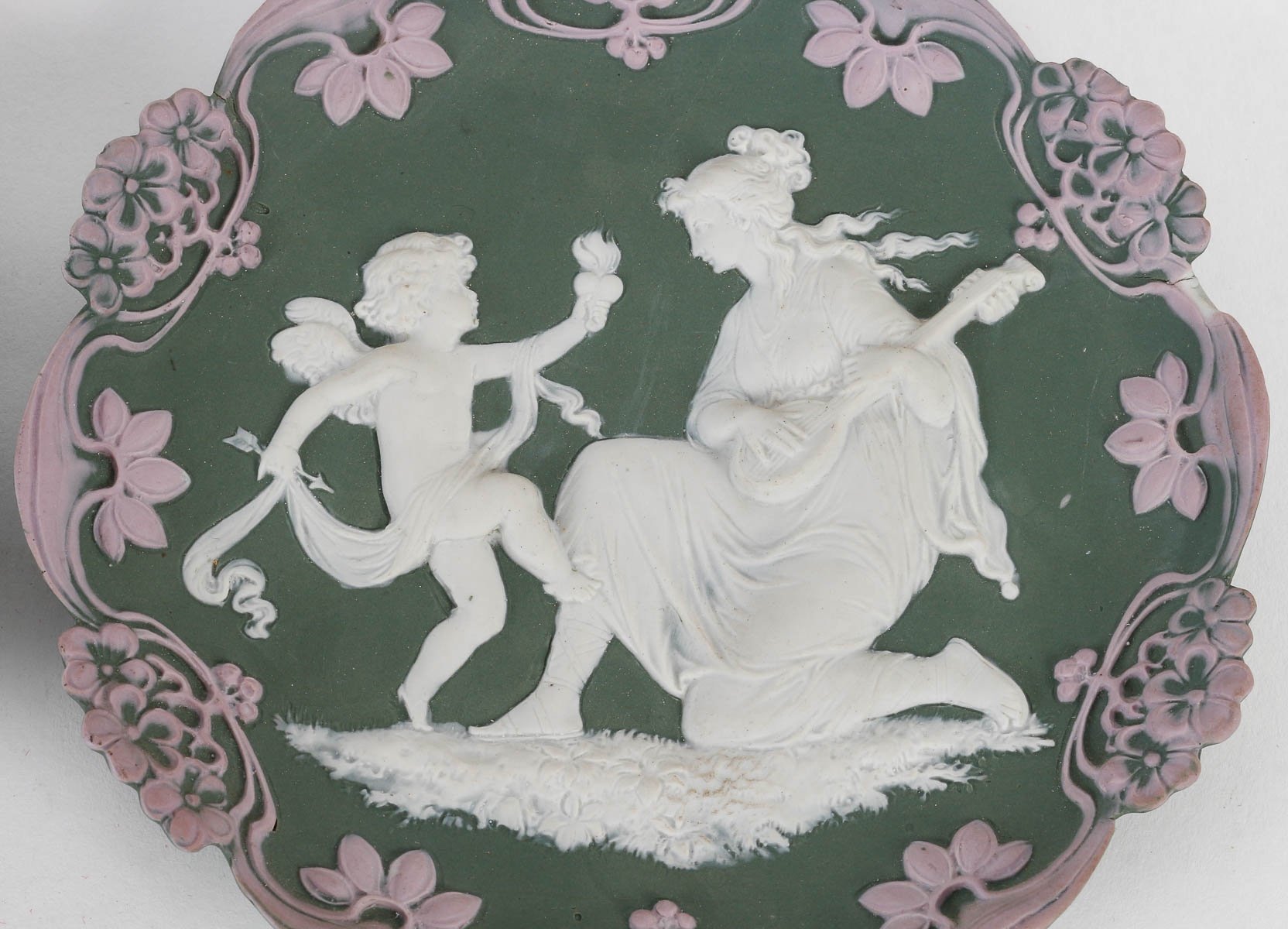 Une paire de plaques en porcelaine de style Wedgwood fin du XIXe siècle — 6
