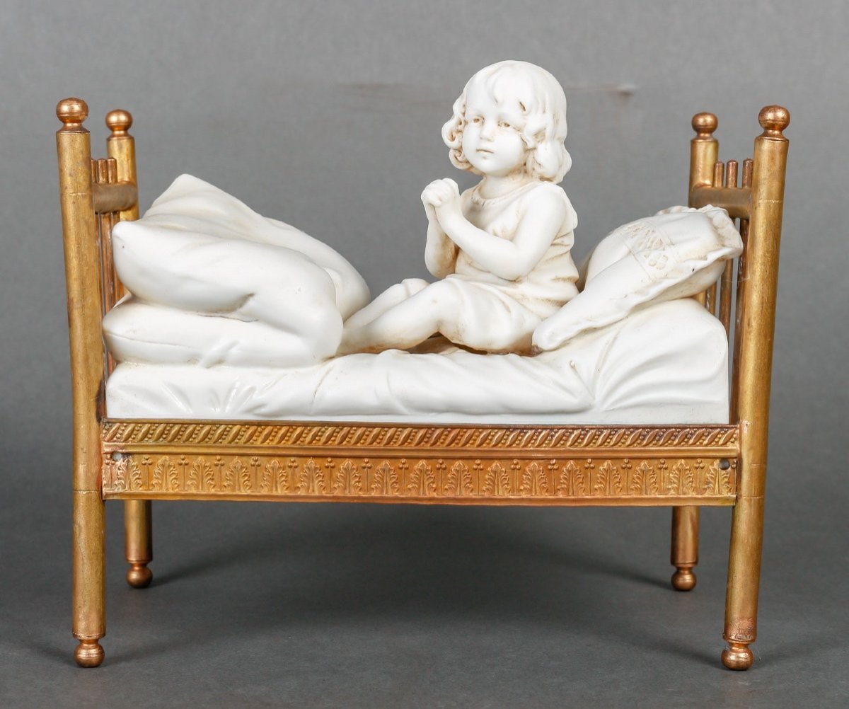 Miniature en biscuit sur un lit en bronze doré époque fin du XIXe siècle — 11