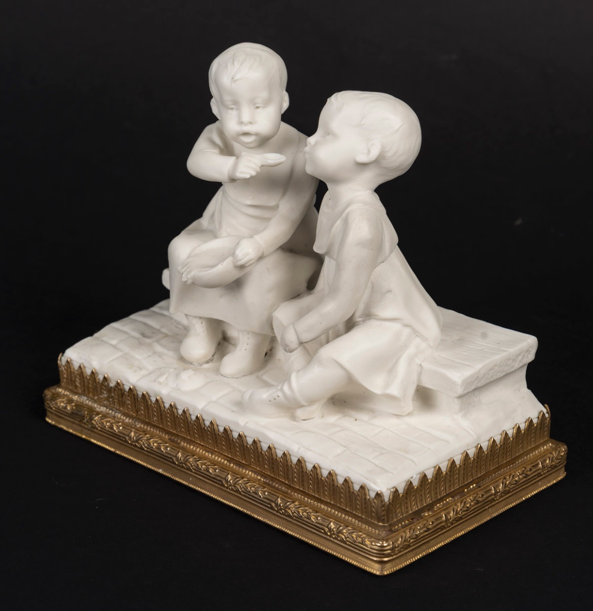 Une petite sculpture en porcelaine de biscuit, époque art nouveau — 4