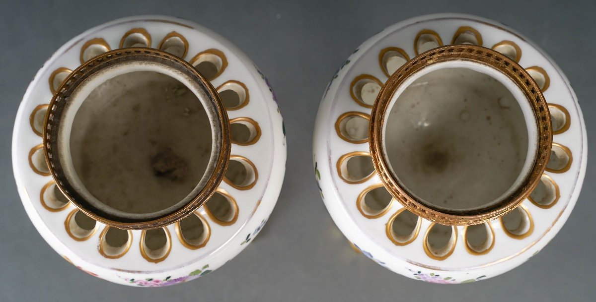 Paire de Brûle-parfums en porcelaine fin du XIXe siècle — 11