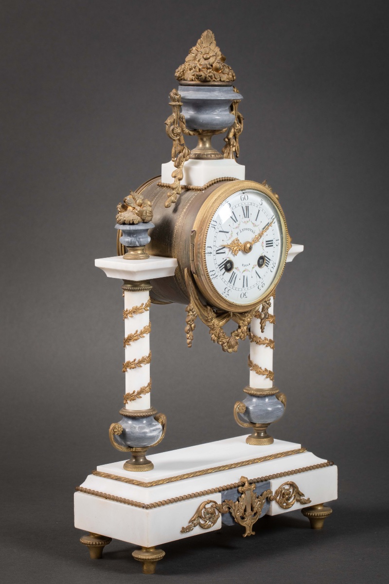Une garniture de cheminée en marbre blanc et bleu turquin, fin du XIXe siècle — 2