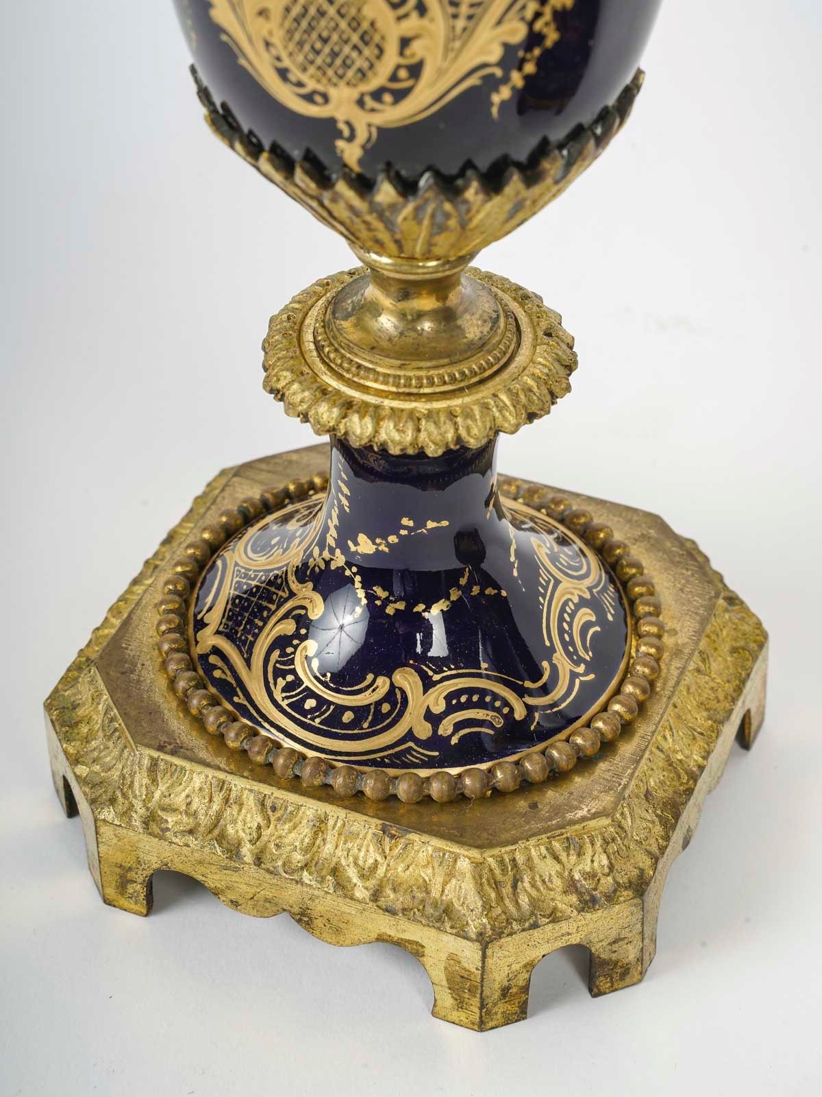 Une paire de vases en porcelaine bleue de Sèvres fin du XIXe siècle — 10