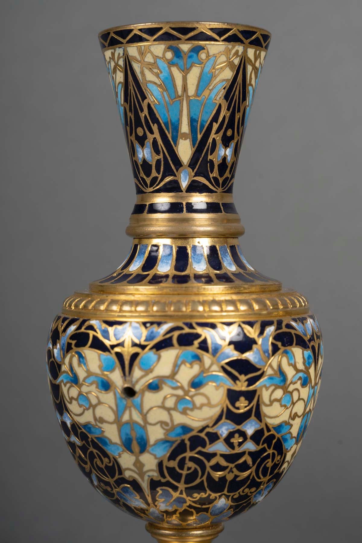 Une paire de petits vases en bronze et émail cloisonné fin du XIXe siècle — 19