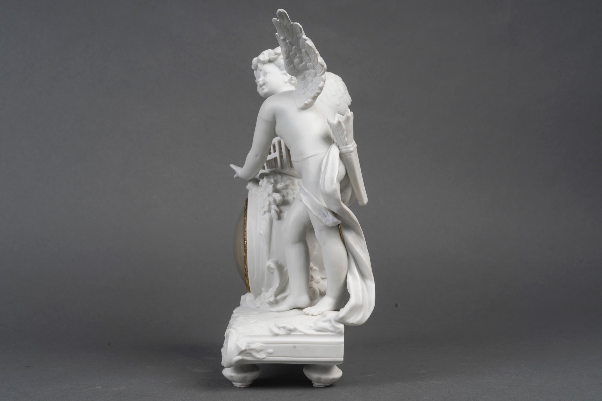 Petite pendule en biscuit de Sèvres, sujet au Cupidon – époque art nouveau — 9