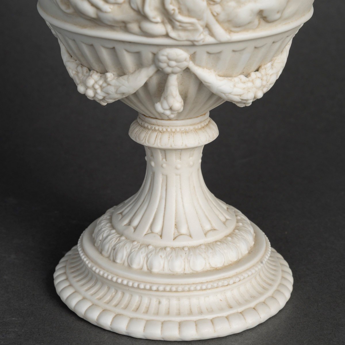 Une paire de vases en porcelaine de biscuit, fin du XIXe siècle — 25