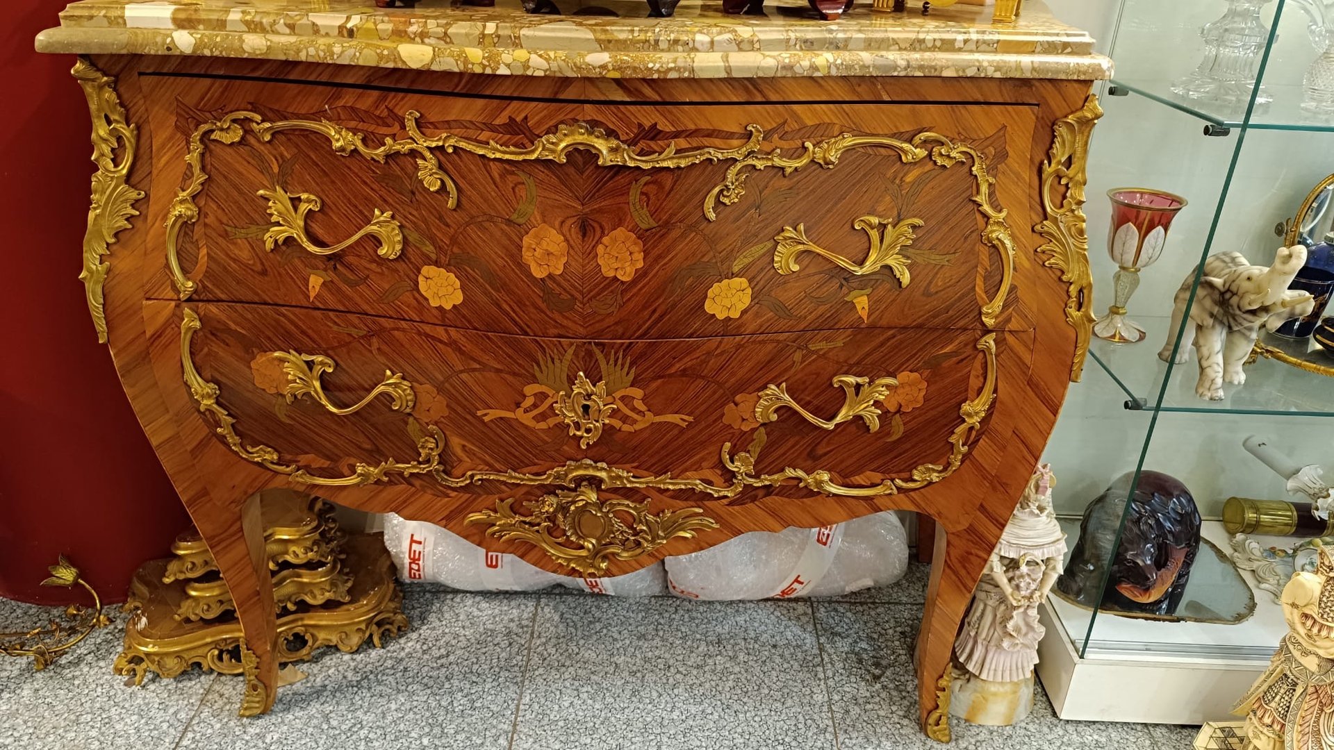 Une commode de style Louis XV, début XXI siècle — 4