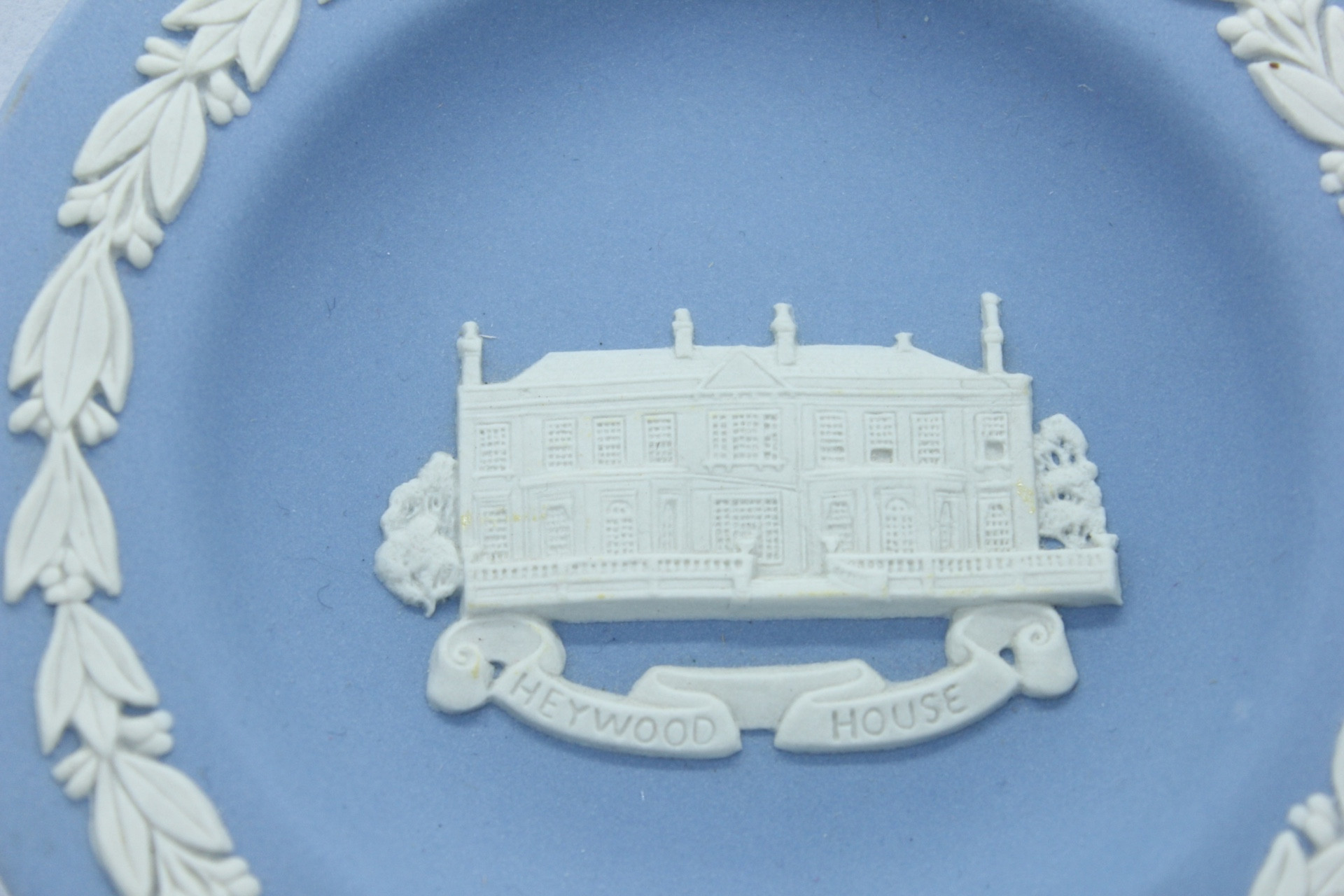 Coupe Commémorative Wedgwood Jasperware – Heywood House– Made in England — 11