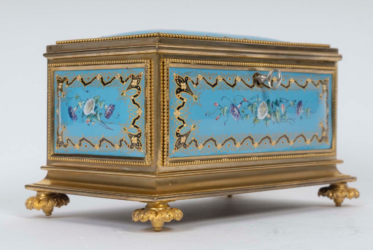 Un coffret à bijoux en bronze doré et émail, fin du XIXe siècle — 5