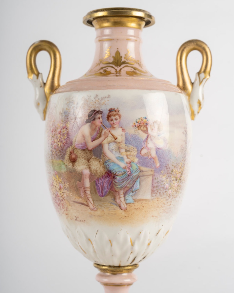 Paire de vases en porcelaine polychrome à décor peint à la main, style Sèvres – fin du XIXe siècle — 8
