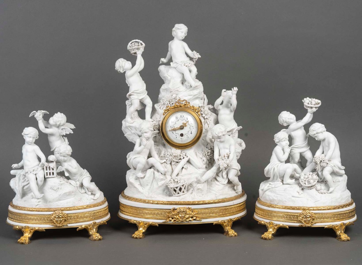 Garniture en biscuit de Sèvres et bronze doré, de style Louis XVI, XIXe siècle