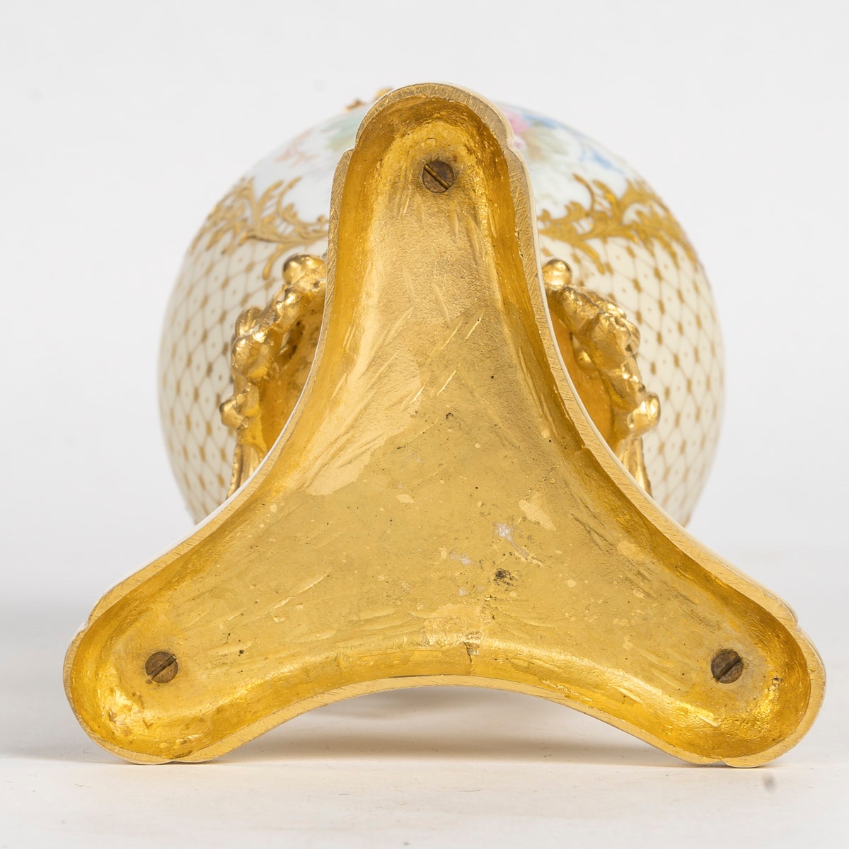Un vase en porcelaine de Sèvres, fin du XIXe siècle — 12