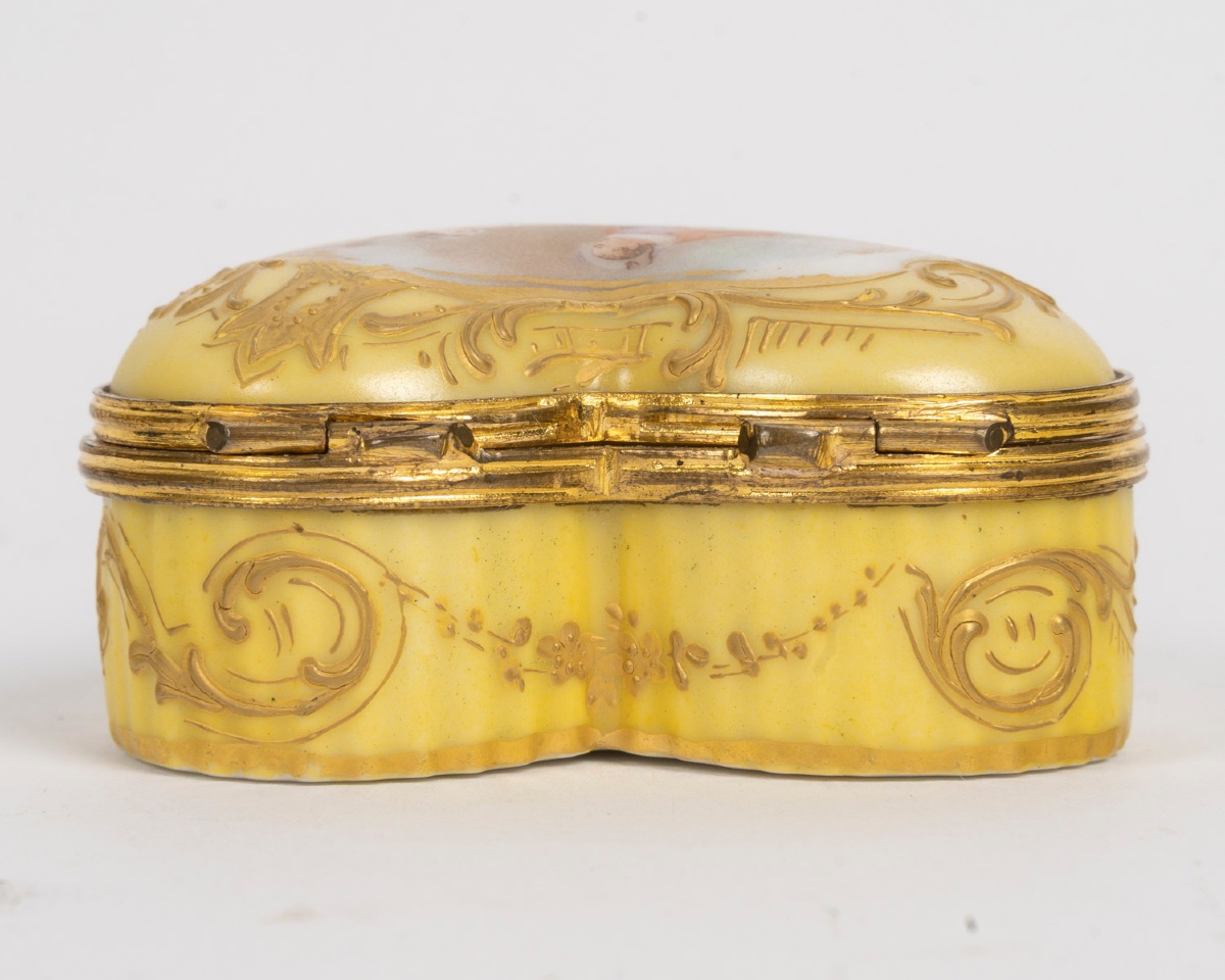 Miniature coffret en forme de coeur en porcelaine Meissen, fin du XIXe siècle — 9