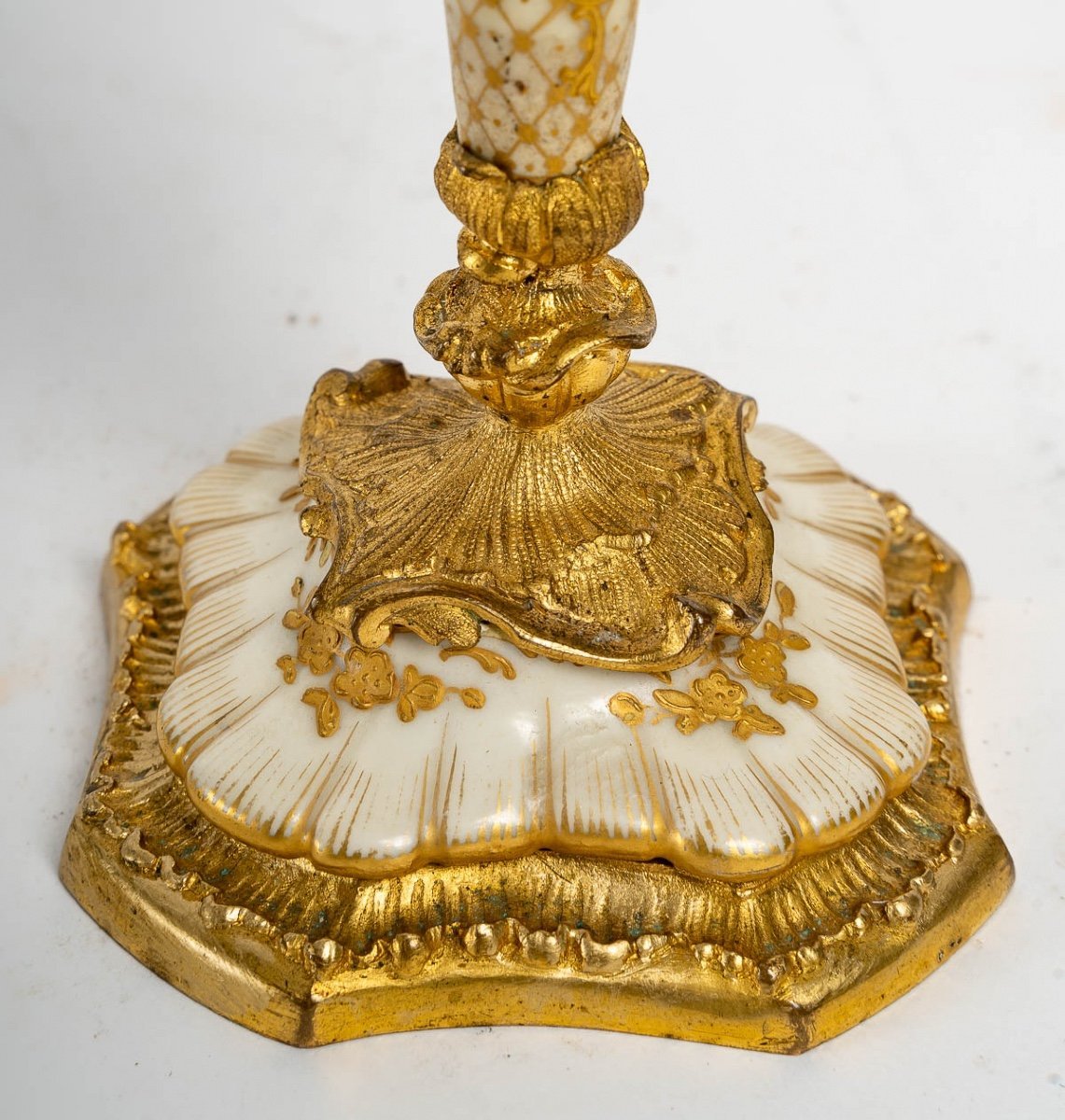 Paire de petits bougeoirs miniatures en porcelaine et bronze doré 19e siècle — 9