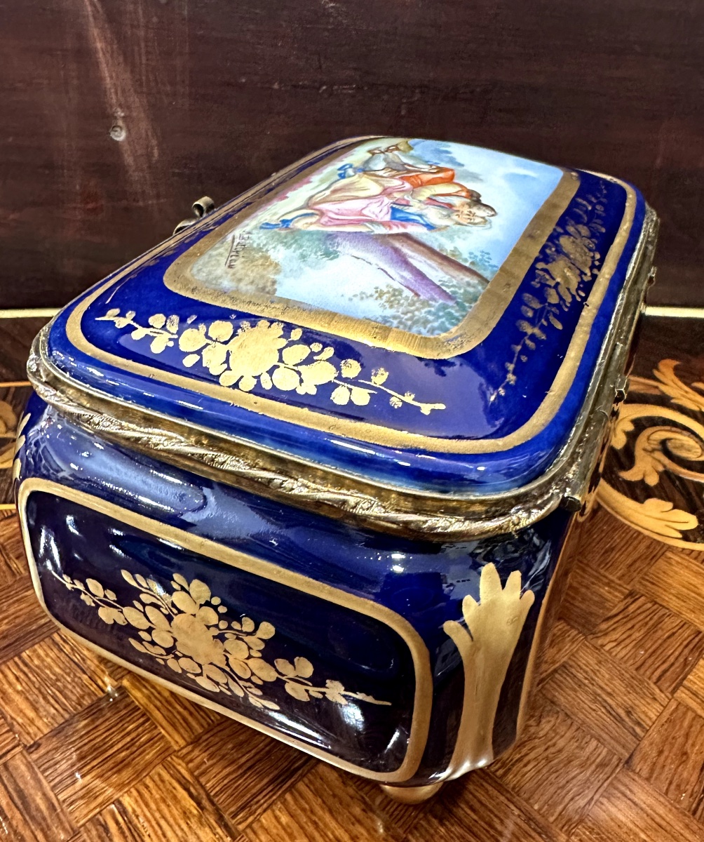 Un coffret à bijoux en porcelaine de Sèvres, fin du XIXe siècle — 11