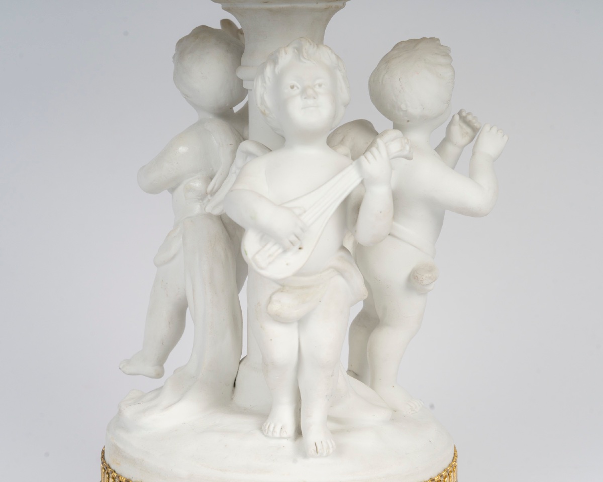 Une coupe en porcelaine et biscuit, fin du XIXe siècle — 12