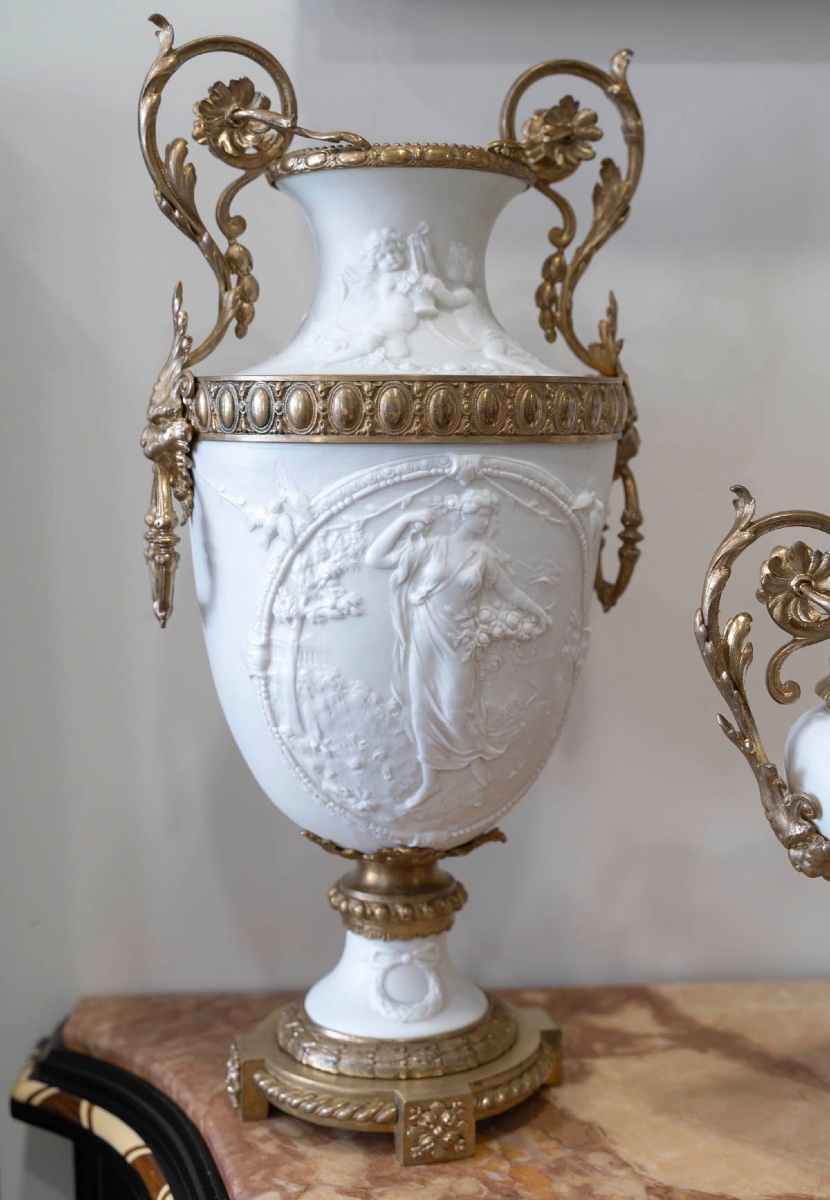 Un ensemble de deux vases et une coupe en biscuit et bronze doré, XIXe siècle — 4