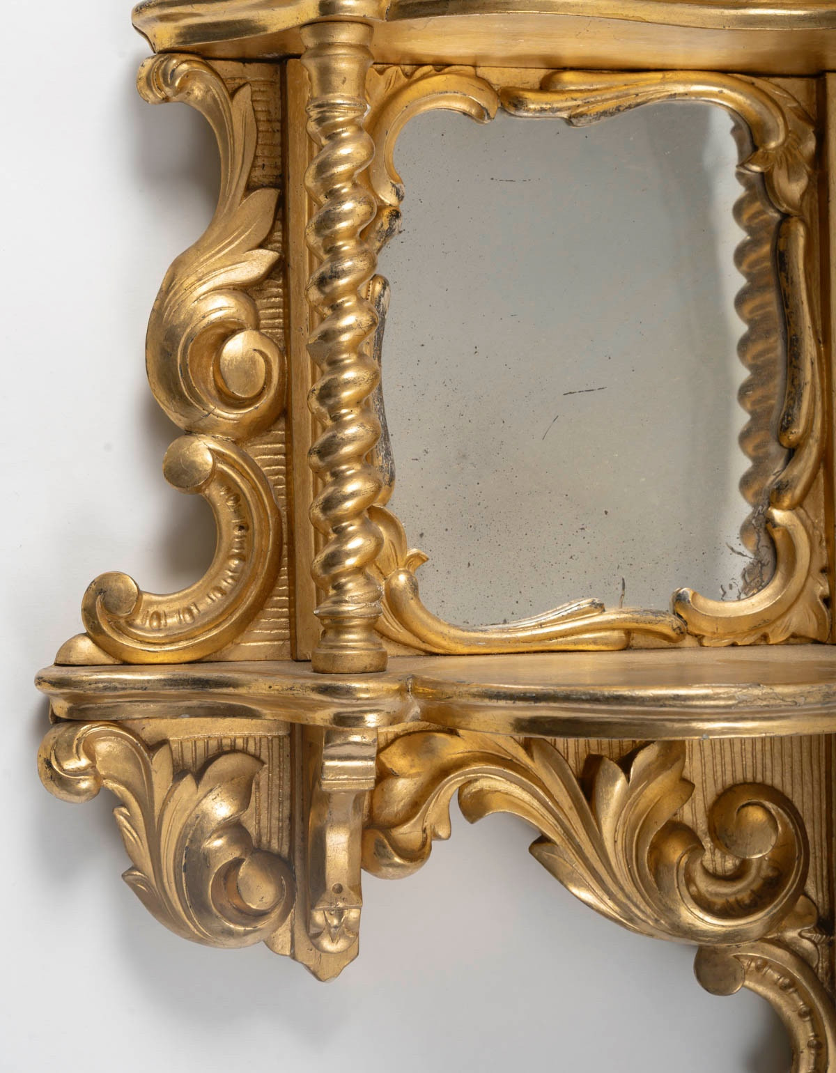 Paire d’étagères murales en bois sculpté et doré, style Napoléon III, fin du XIXe siècle — 21