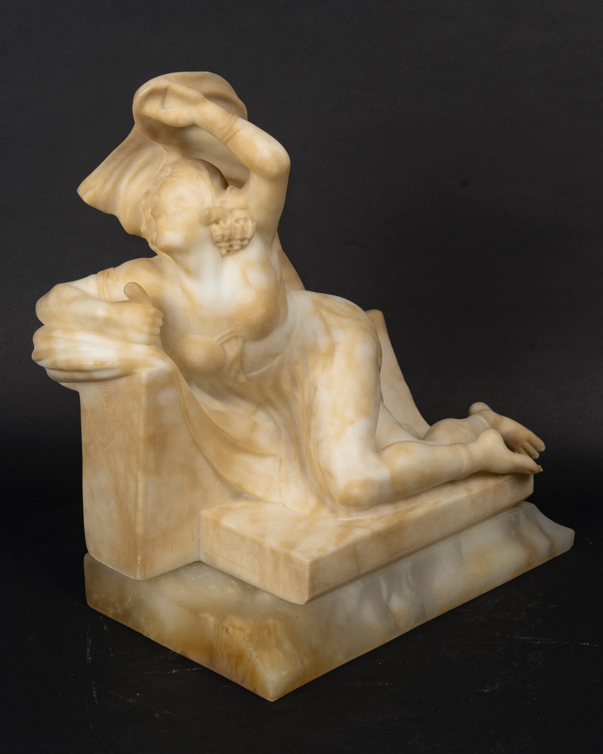 Une sculpture en albâtre, fin du XIXe siècle — 17
