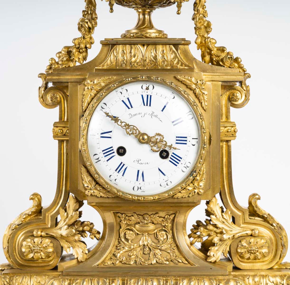 Une pendule en bronze doré de style Napoléon III, fin du XIXe siècle — 3
