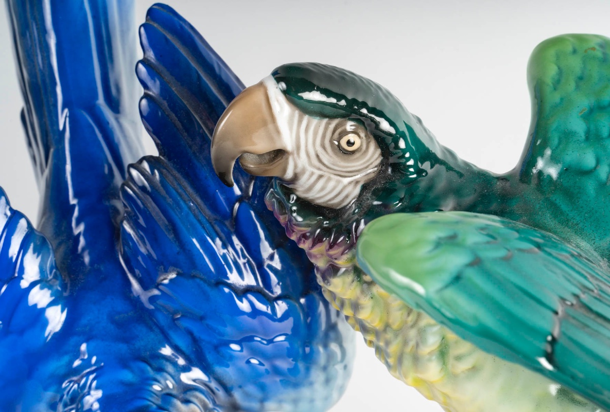 Un groupe en porcelaine de deux sculptures de perroquets début du XXe siècle — 4