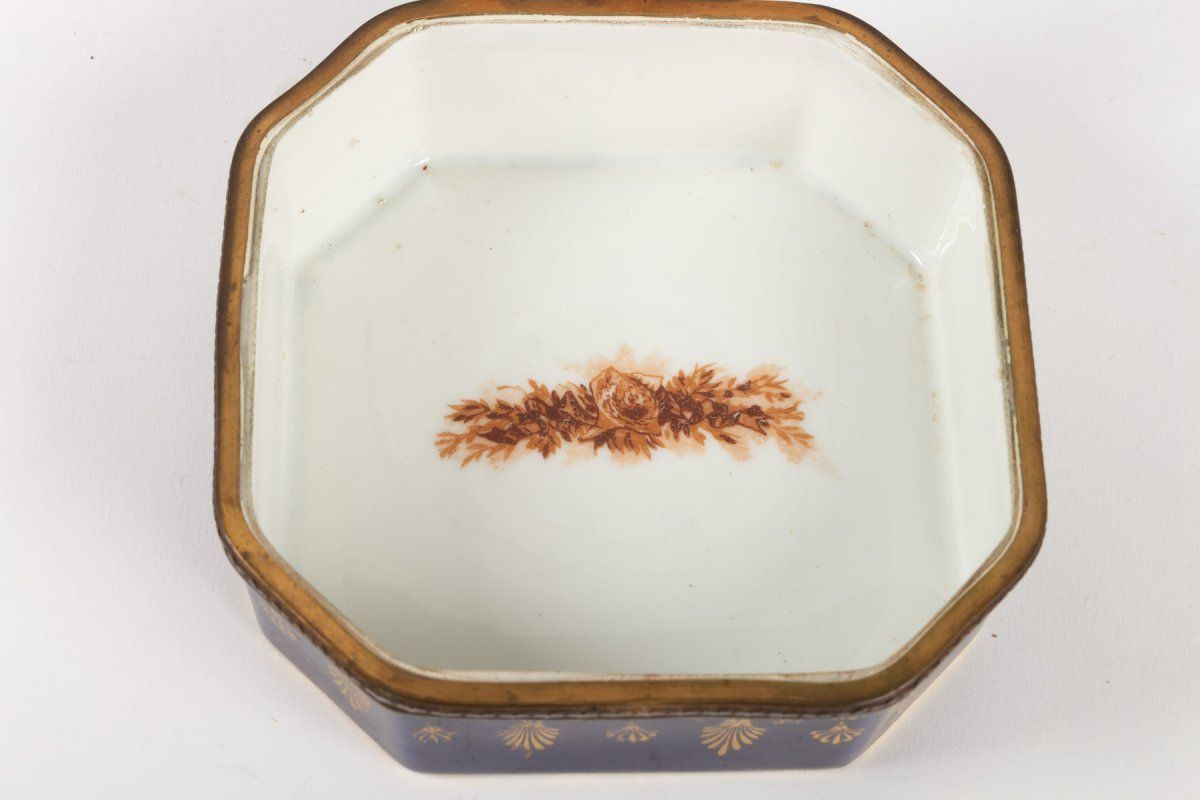 Coffret en porcelaine et Monture en Laiton, époque Napoléon III, signé Marcy Limoges. — 6