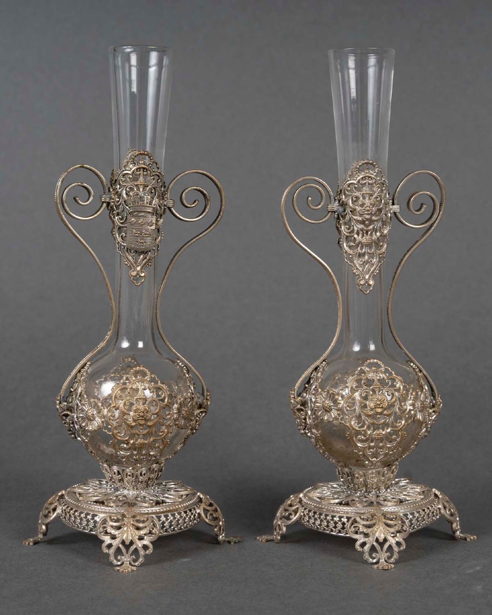 Une paire de petits vases en verre et monture en métal argenté, fin du XIXe siècle — 6