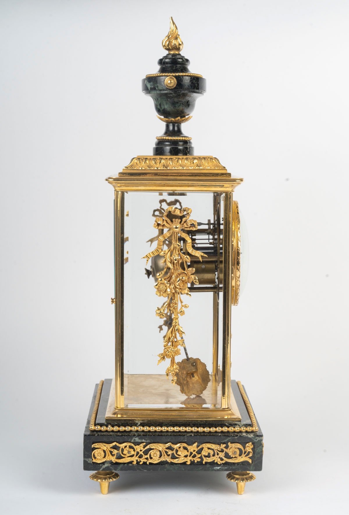 Une garniture en bronze doré et marbre vert de mer, fin du XIXe siècle — 19